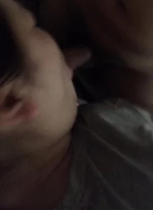 女大卖力的吃