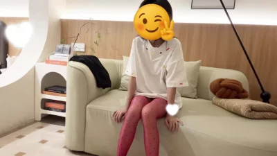 应该不知道你在外面被别人当狗玩吧？